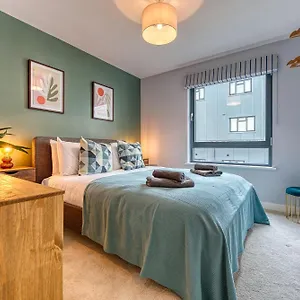 Summer Special Offer!! 2-Bedroom Cosy, Spacious, Stylish & Modern City Apartment, Prime Location! Sleeps 6, Southampton Ocean Village - By Blue Puffin Stays Apartment